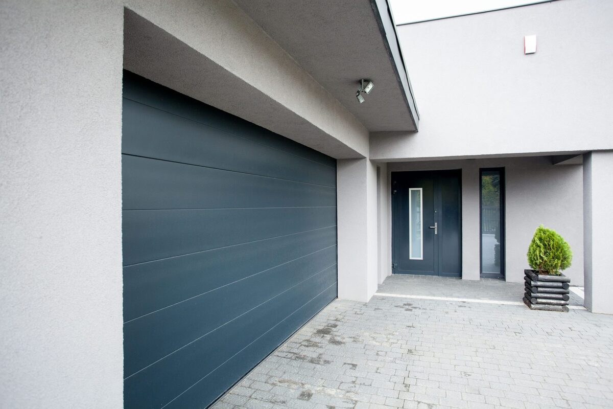 Porte de garage sectionnelle bleue foncé
